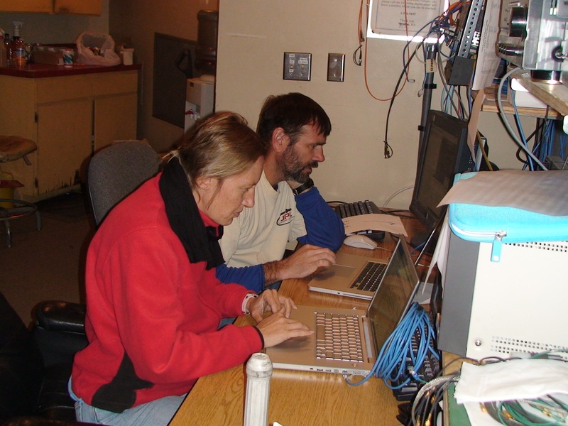 Jana a Steven Chesley v kontrolnej miestnosti 2,2-m ďalekohľadu, Mauna Kea Obs.