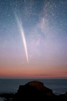 Alex Cherney zacyhtil kométu nad Južným oceánom z Mysu Schanck, 23.12.2011