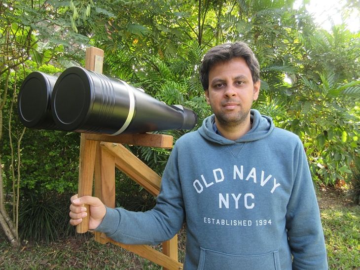 Amar Sharma s teleskopom na hľadanie komét